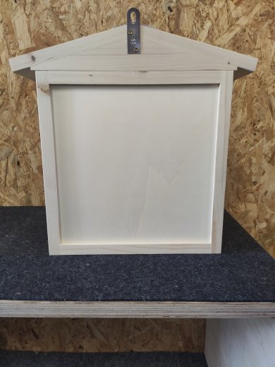 Wildbienenhaus "Rathaus" bemalt