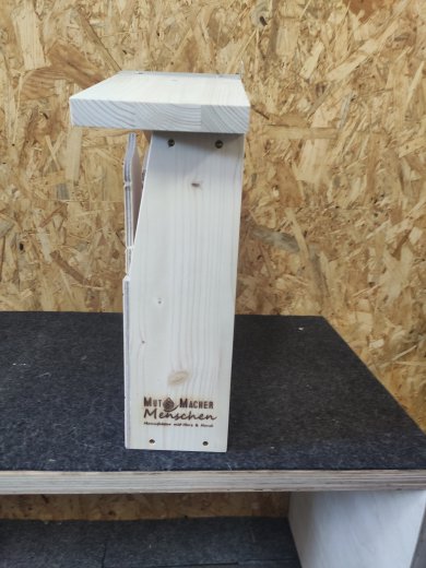 Wildbienenhaus "Rathaus" bemalt